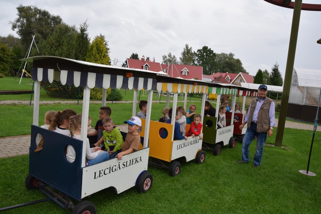 Sākumskolēni viesojas “Zemnieka cienastā”