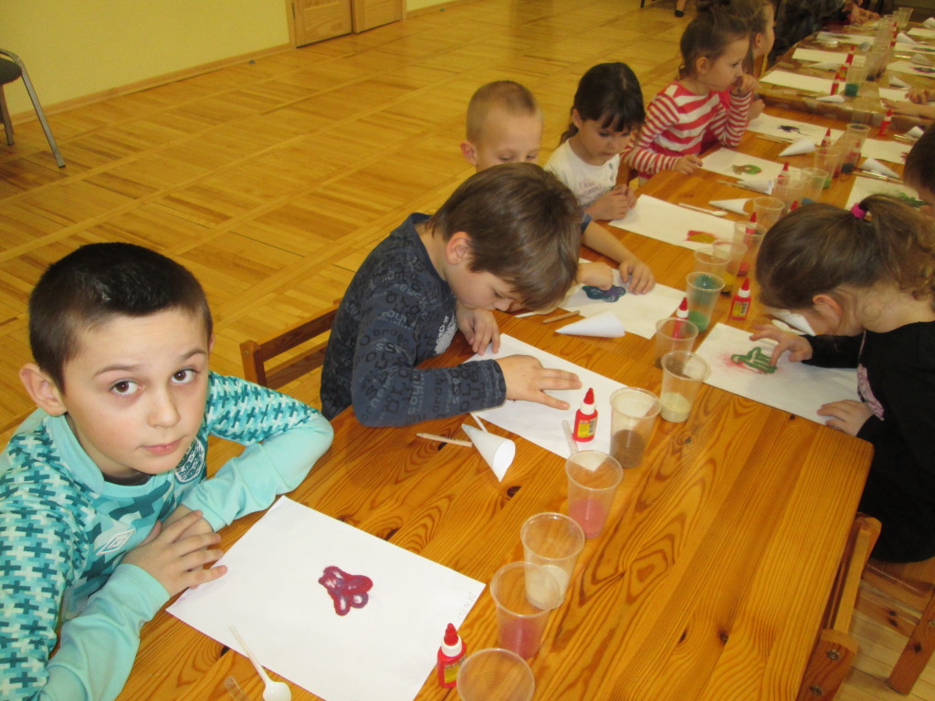 Krāsaino smilšu spēles pirmsskolā