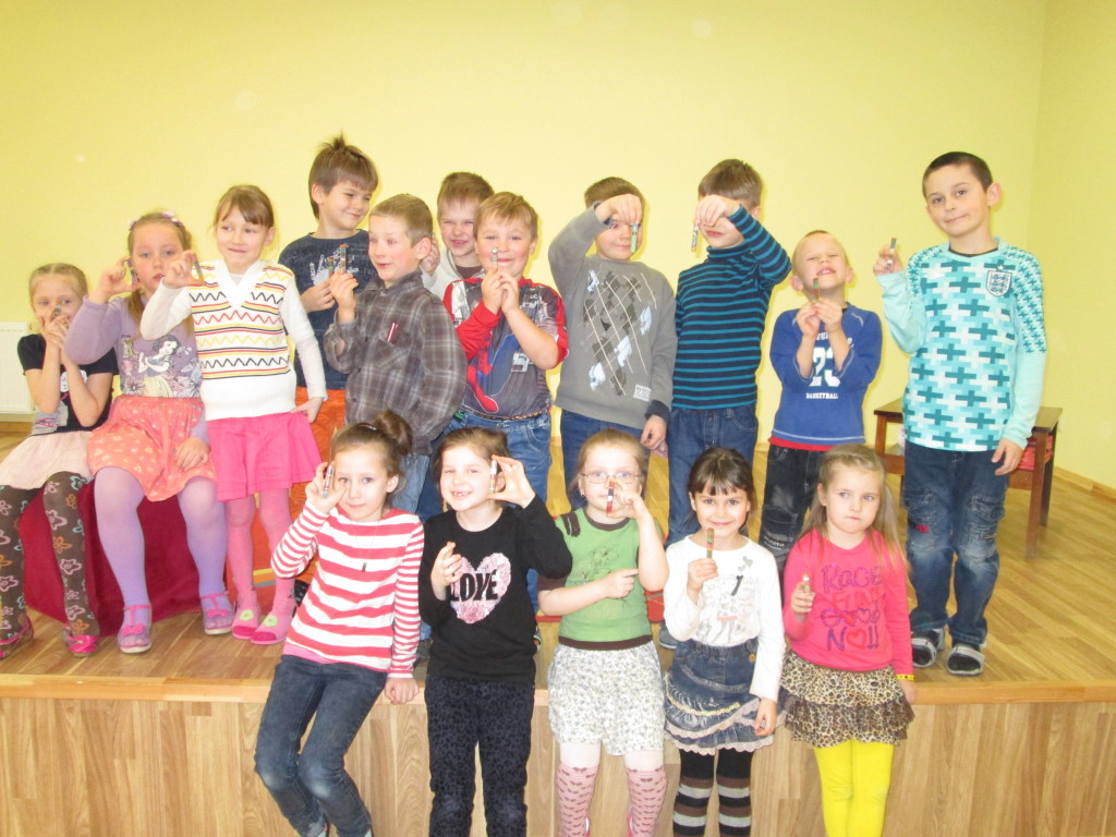 Krāsaino smilšu spēles pirmsskolā