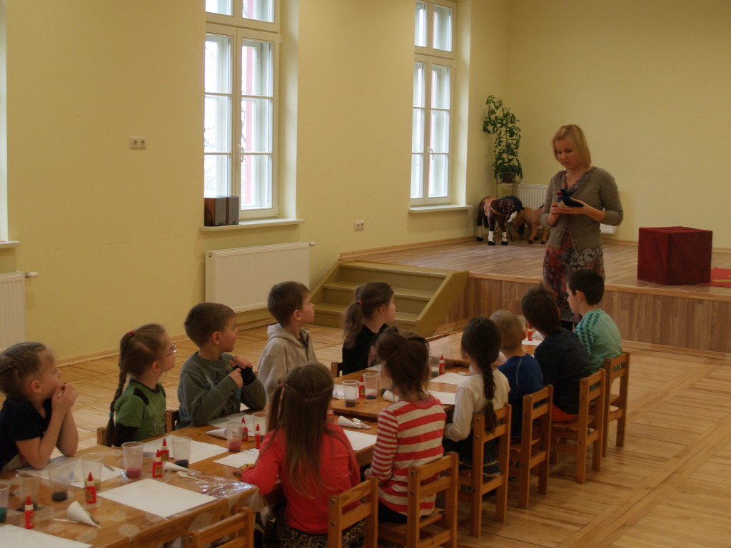 Krāsaino smilšu spēles pirmsskolā
