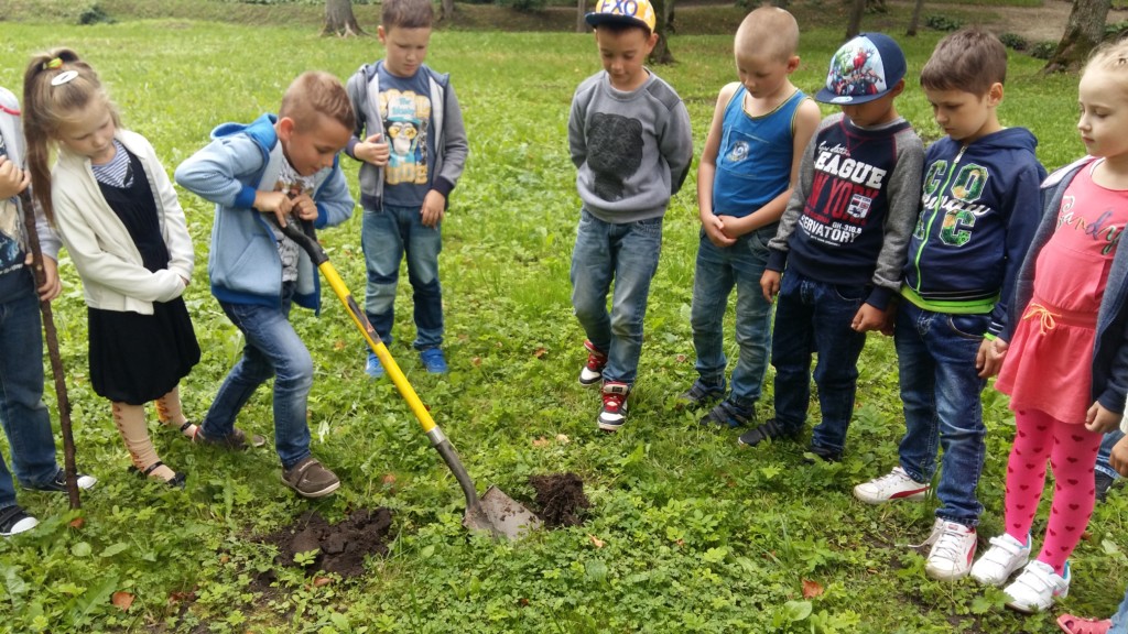 Absolventu dāvana skolai.