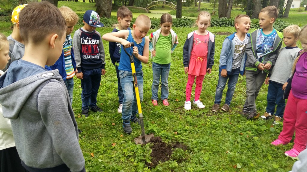 Absolventu dāvana skolai.