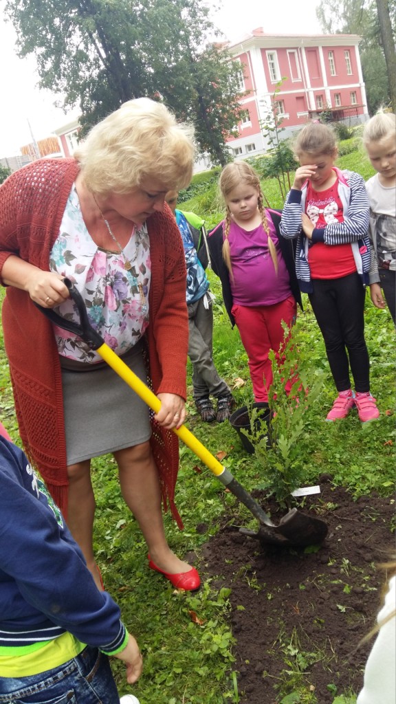 Absolventu dāvana skolai.