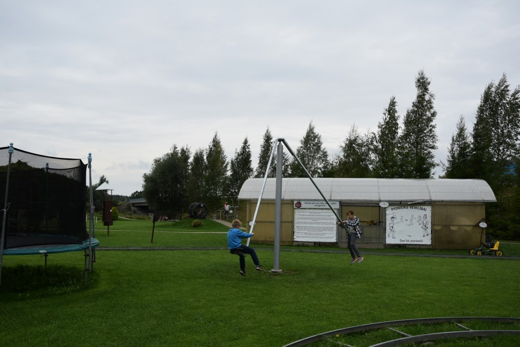 Sākumskolēni viesojas “Zemnieka cienastā”